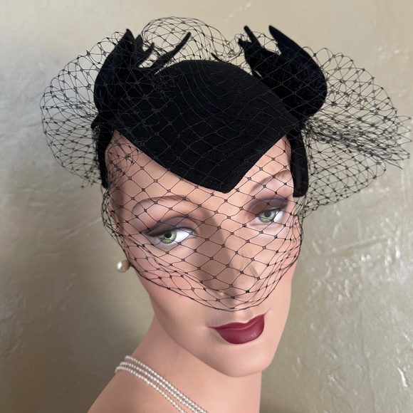 GLAMOROUS 1950\'s BLACK FELT TOQUE WITH FELT \